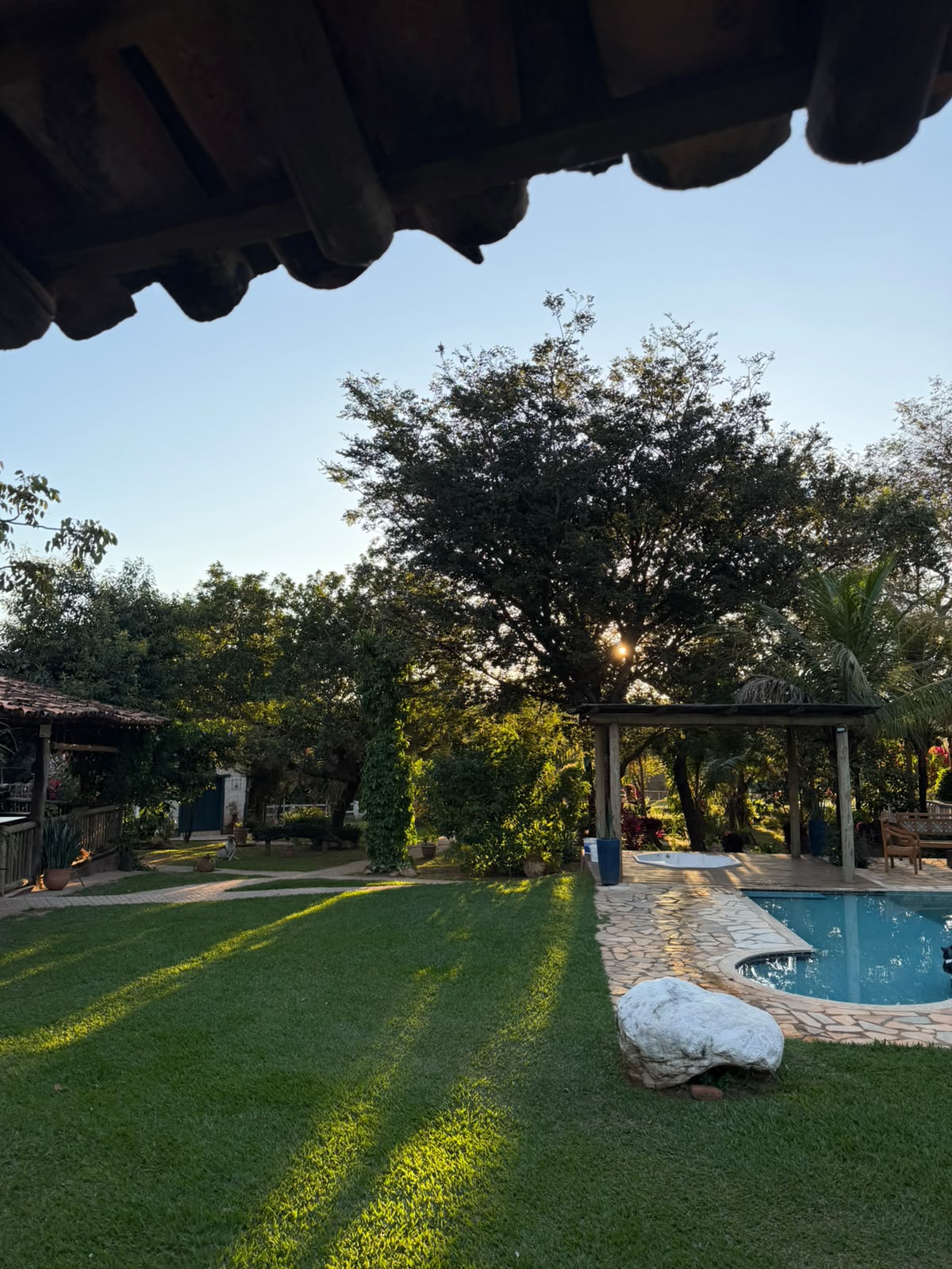 Piscina e área externa ao entardecer