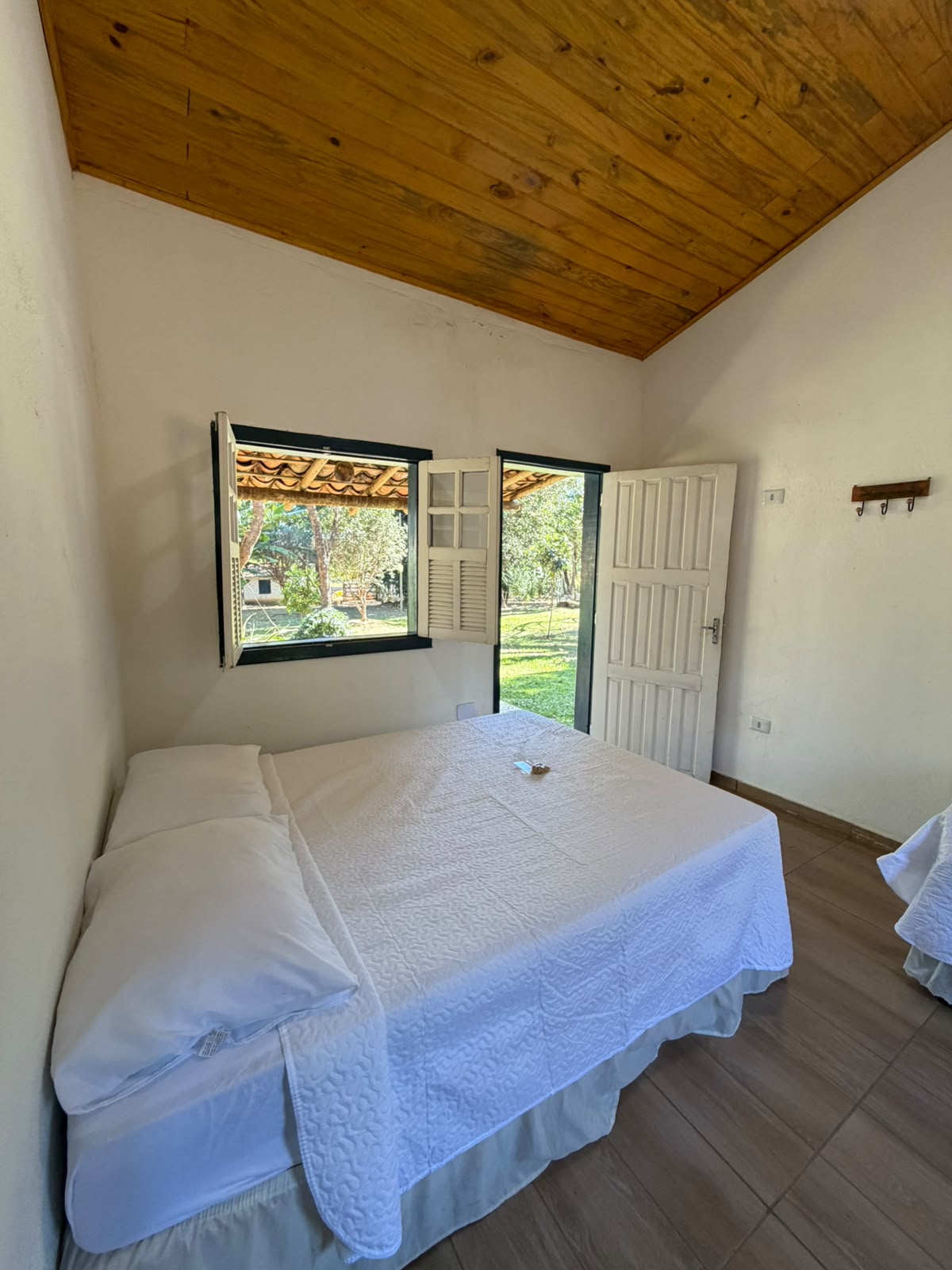 Quarto com porta aberta para o jardim