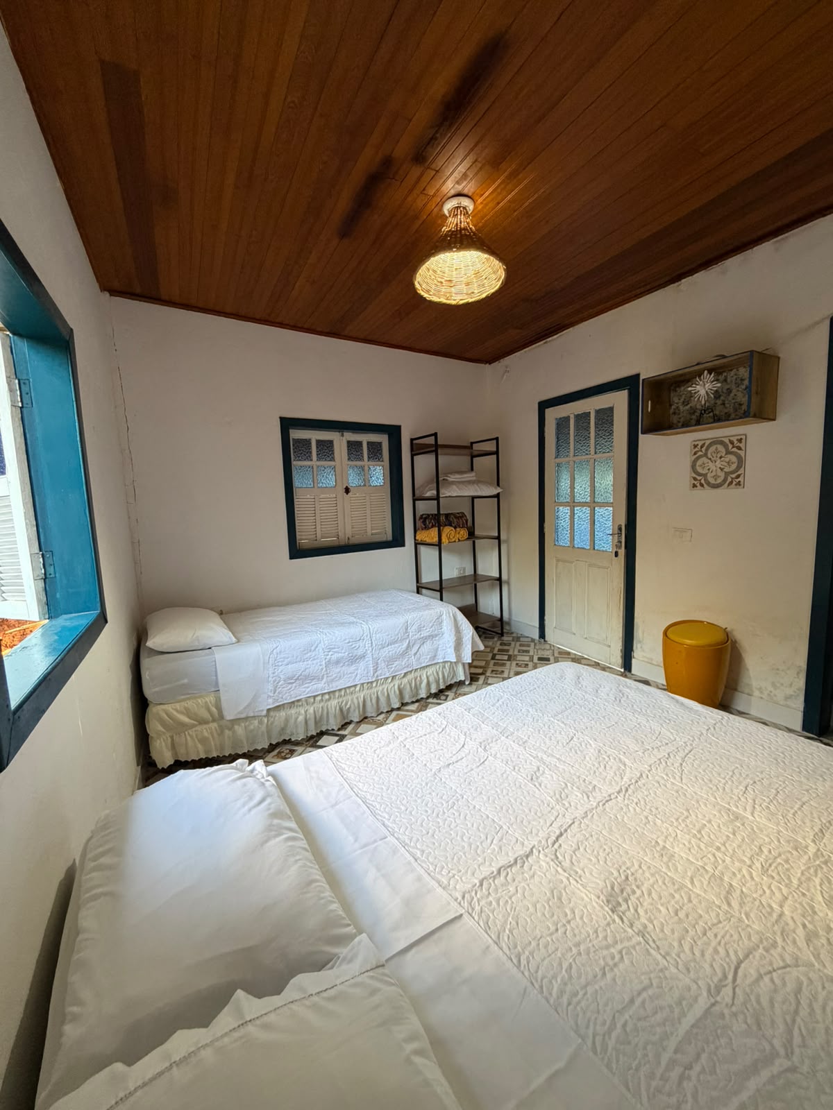 Quarto com estante e detalhes em azulejo português
