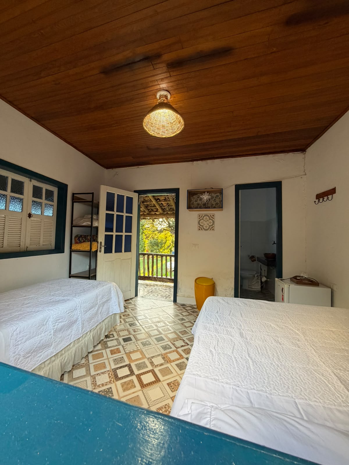 Quarto com banheiro privativo ao fundo